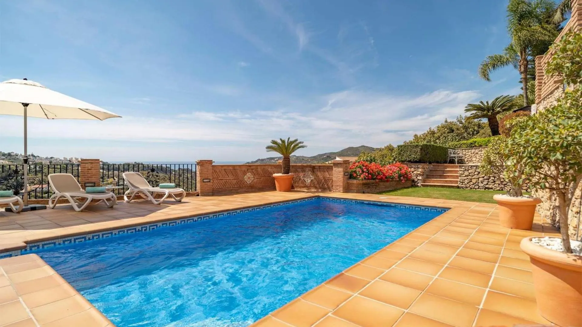 Villa Viewpoint: Private Pool Sleeps 6 Views Frigiliana