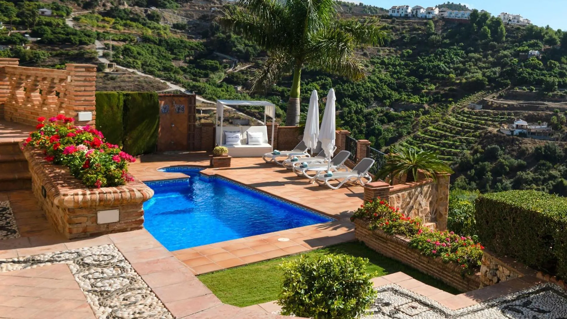 Villa Viewpoint: Private Pool Sleeps 6 Views Frigiliana