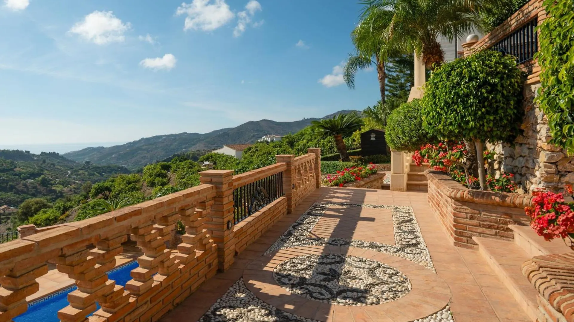 Villa Viewpoint: Private Pool Sleeps 6 Views Frigiliana