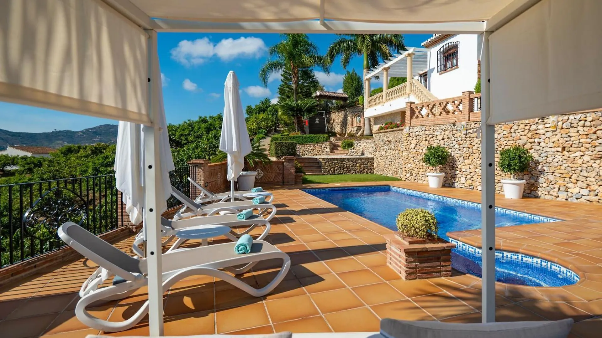 Villa Viewpoint: Private Pool Sleeps 6 Views Frigiliana